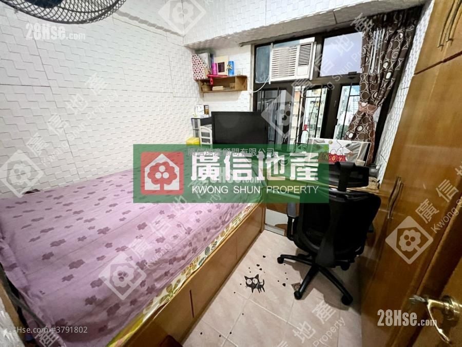 Tak Bo Building Sell 2 Bedrooms , 1 Bathroom 407 ft²