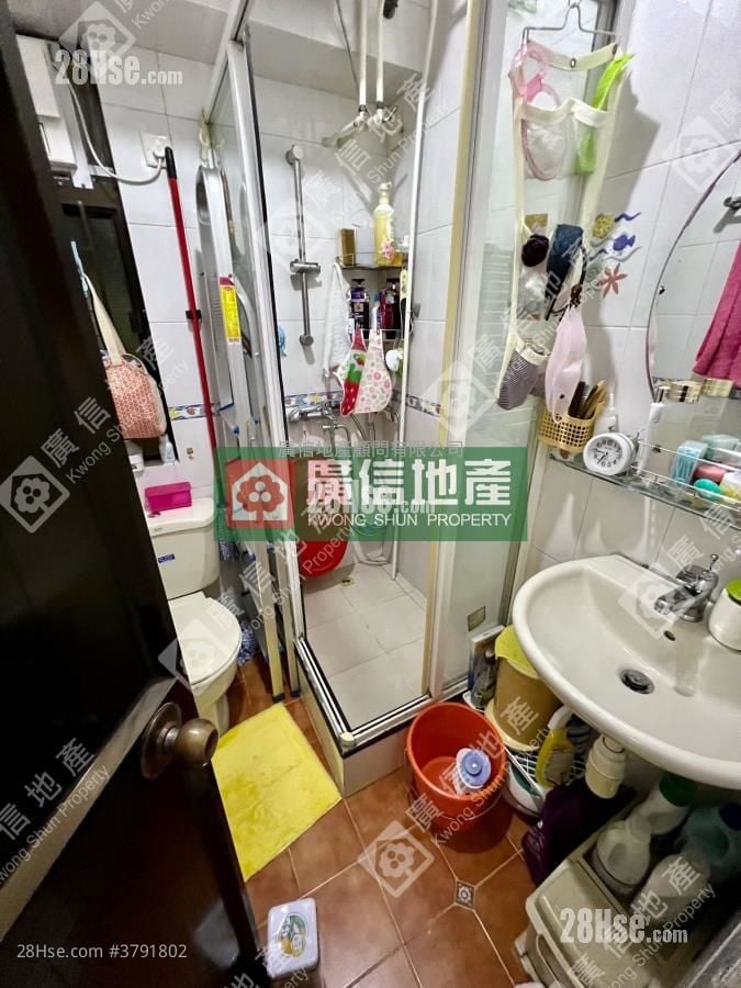 Tak Bo Building Sell 2 Bedrooms , 1 Bathroom 407 ft²