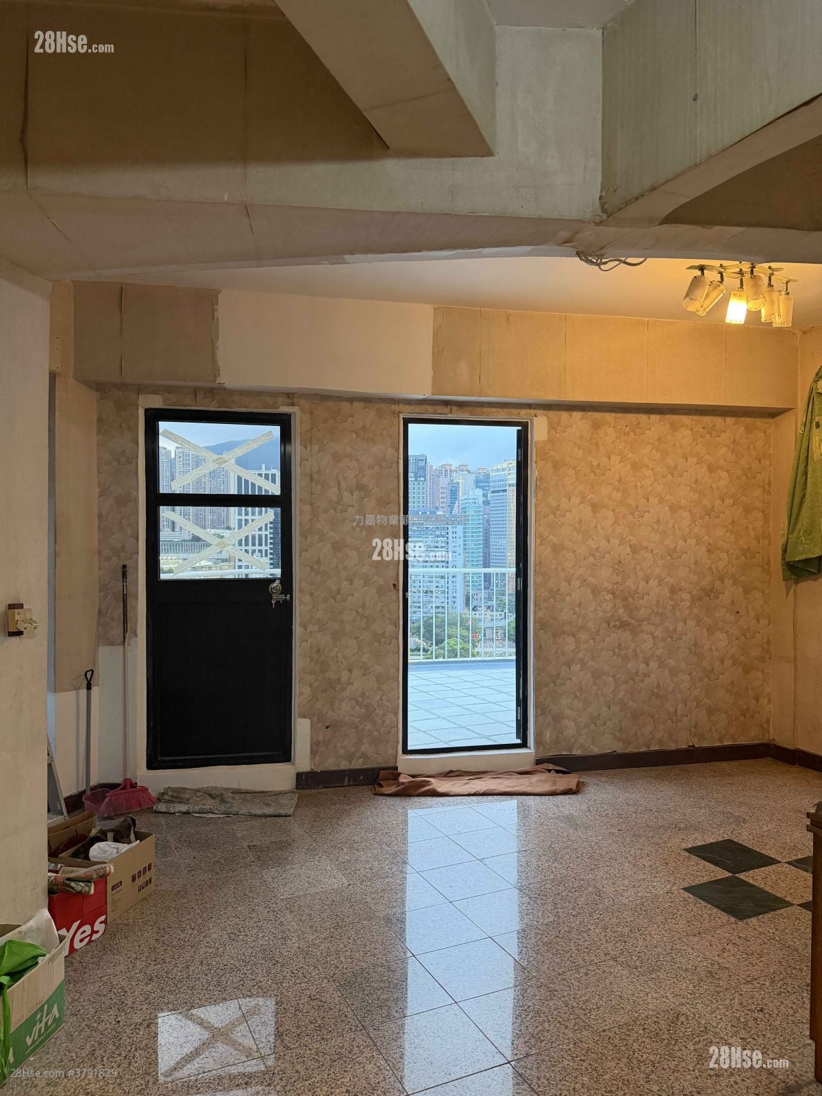 Hung On Building Sell 2 Bedrooms , 2 Bathrooms 724 ft²