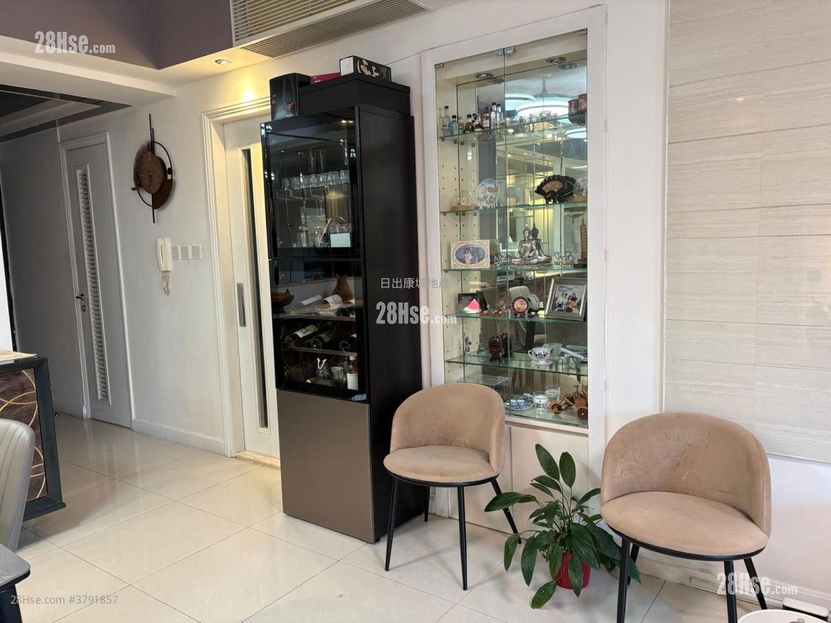 Le Prestige Rental 4 Bedrooms , 3 Bathrooms 975 ft²