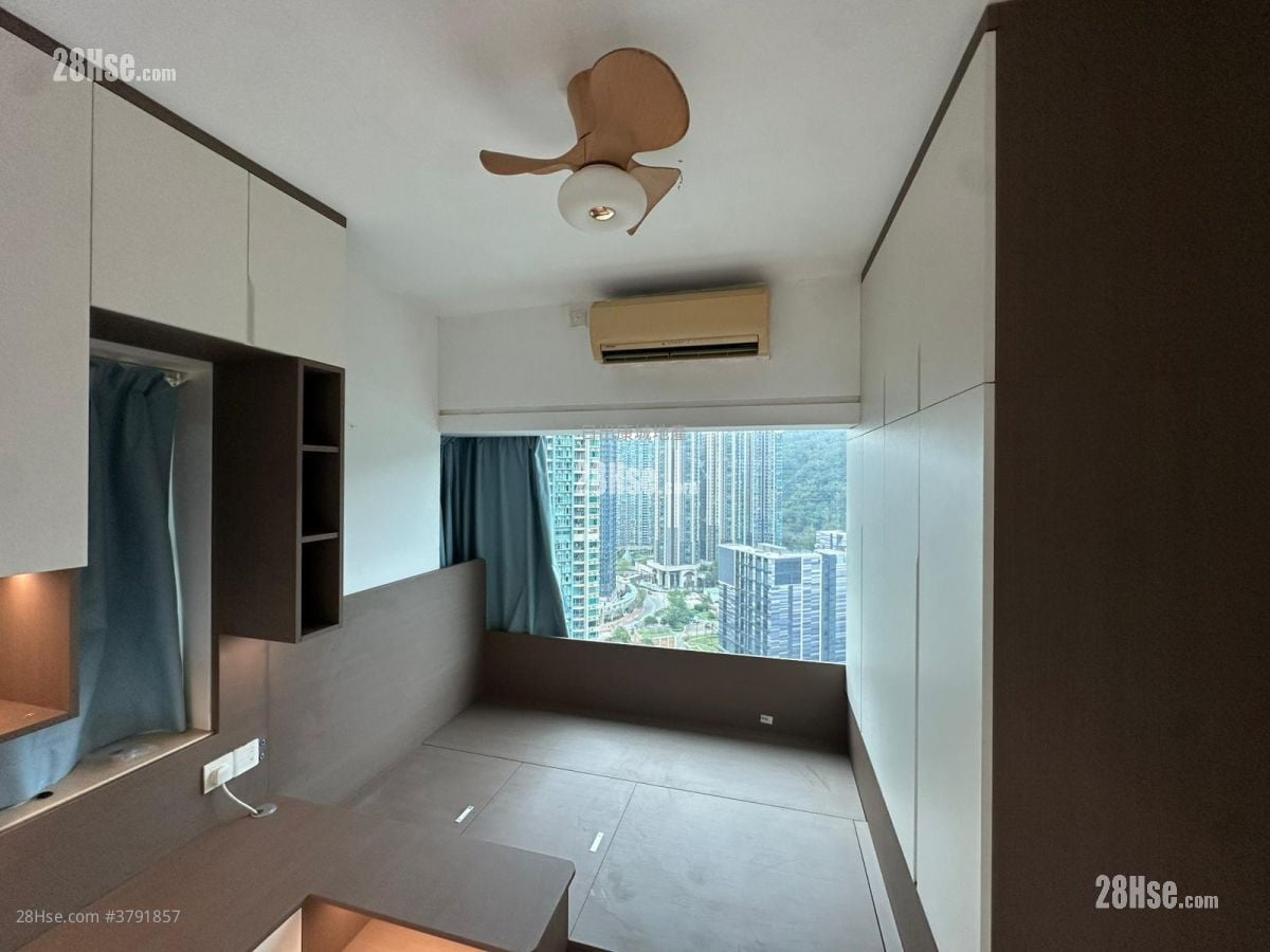 Le Prestige Rental 4 Bedrooms , 3 Bathrooms 975 ft²