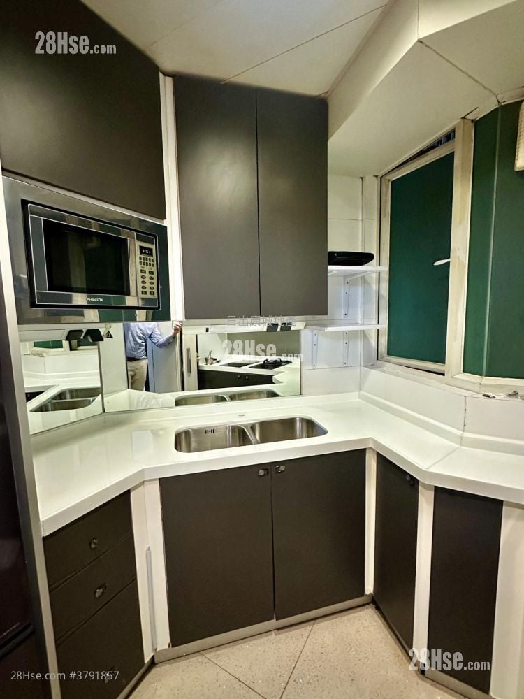 Le Prestige Rental 4 Bedrooms , 3 Bathrooms 975 ft²