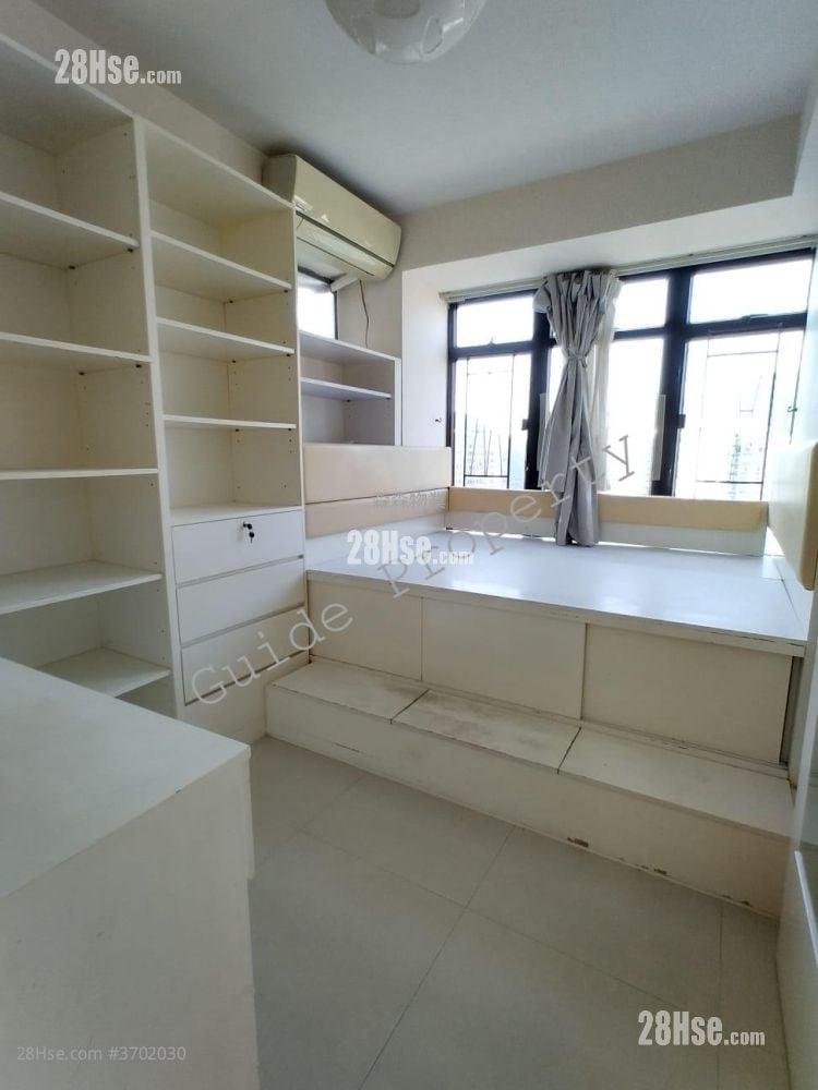 Kornhill Sell 4 Bedrooms , 1 Bathroom 594 ft²