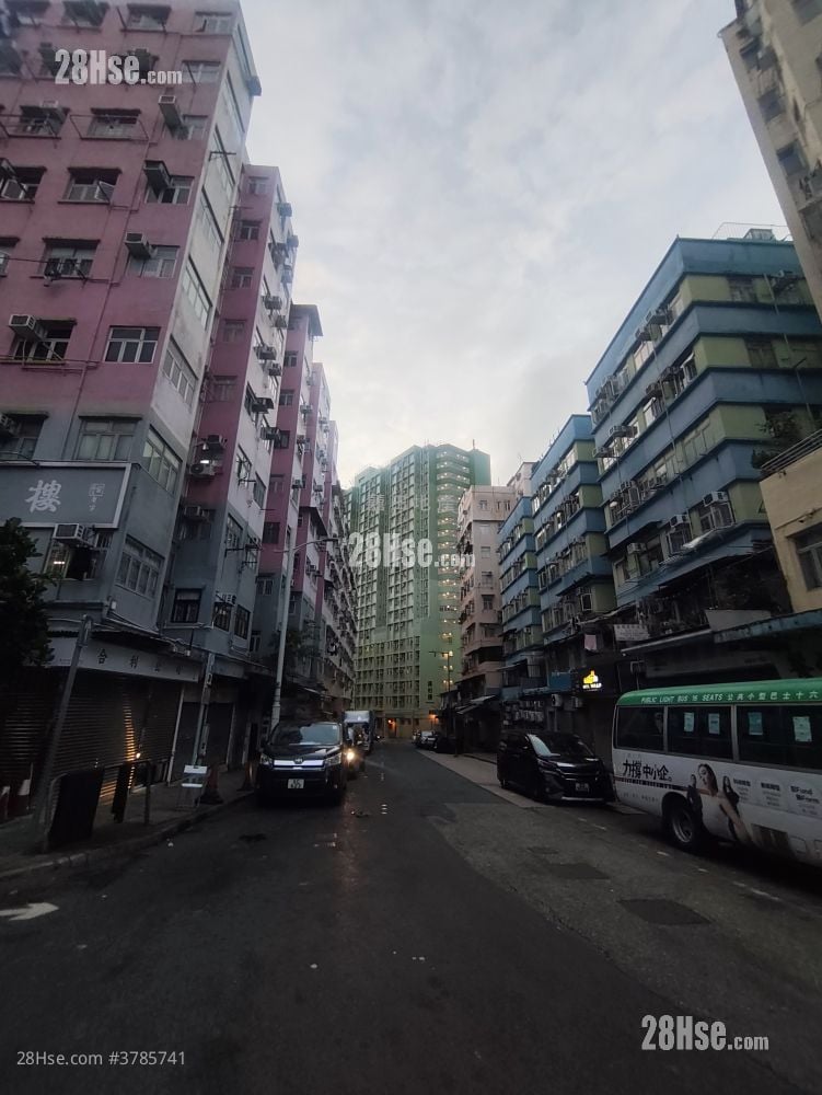 Fook Hing Court Sell 3 Bedrooms 302 ft²