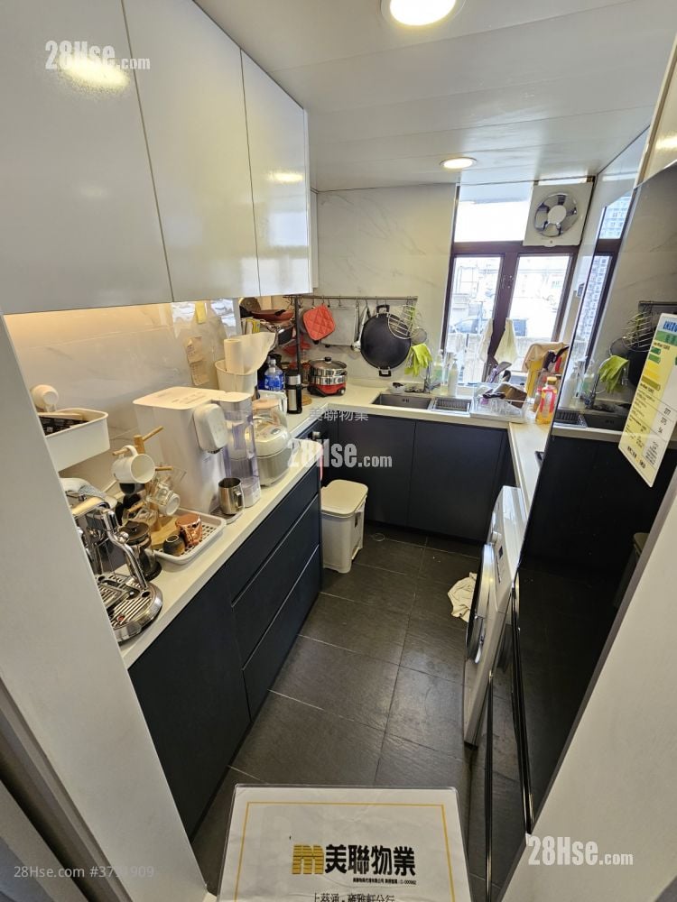 Bank Building Sell 4 Bedrooms , 2 Bathrooms 730 ft²