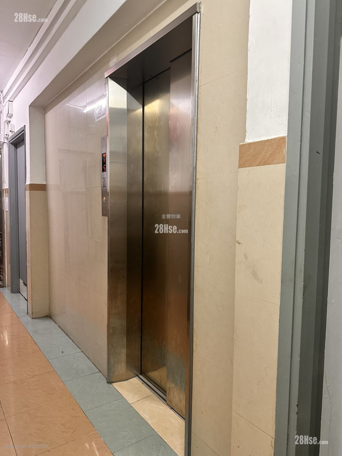 德丰大厦 售盘 573 平方尺