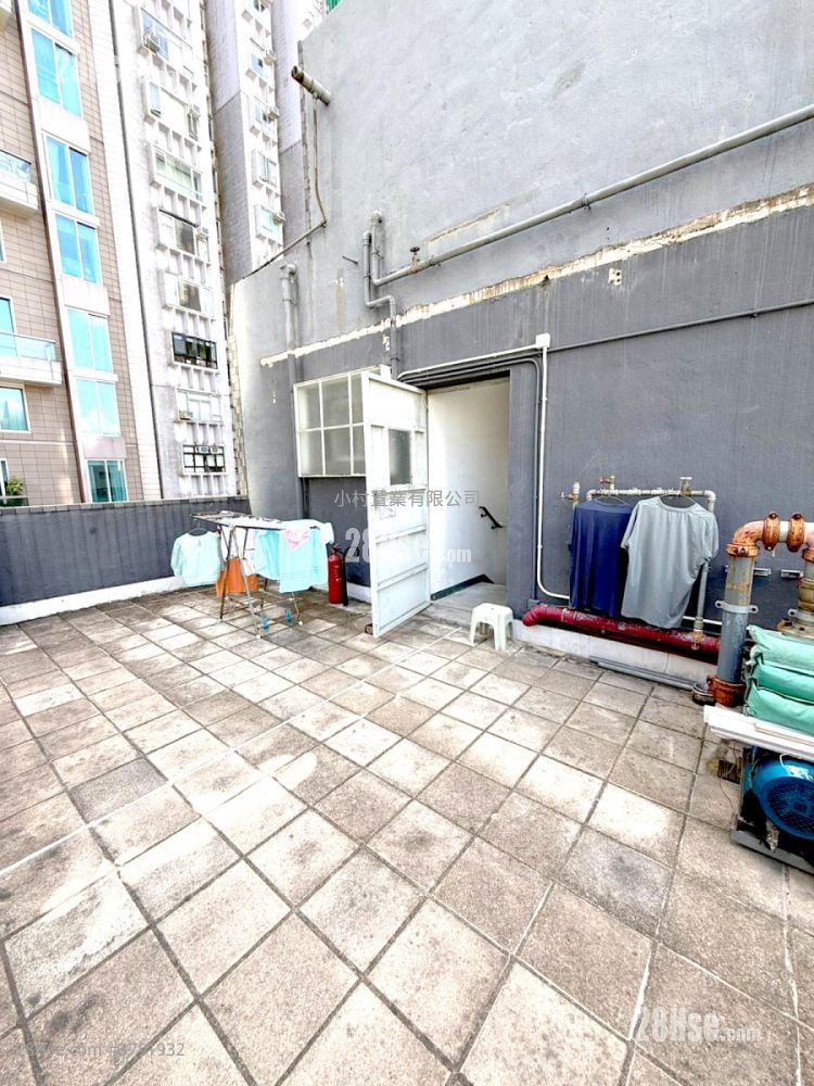 天台: 般安阁 租盘 3 房 , 1 浴室 618 平方尺