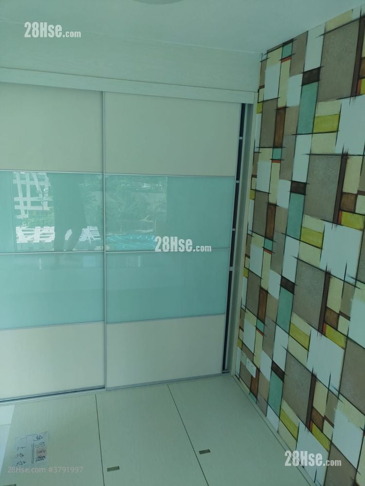 master room: 主人房內大型衣櫃