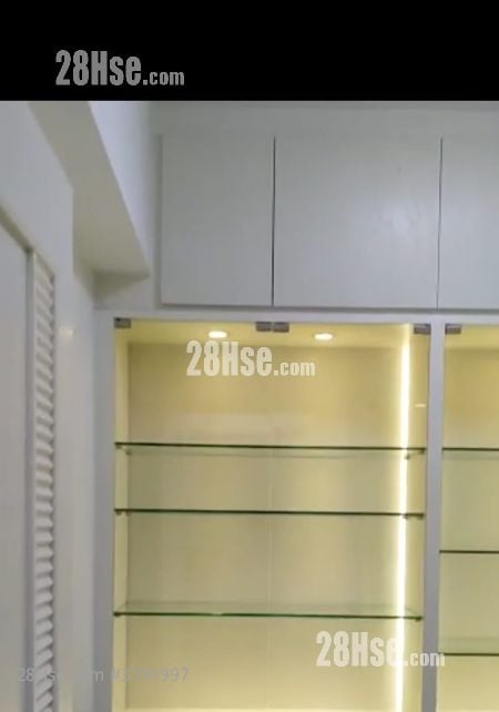 bedroom 2: 房內, 左右兩邊櫃內可展示 Figure 收藏