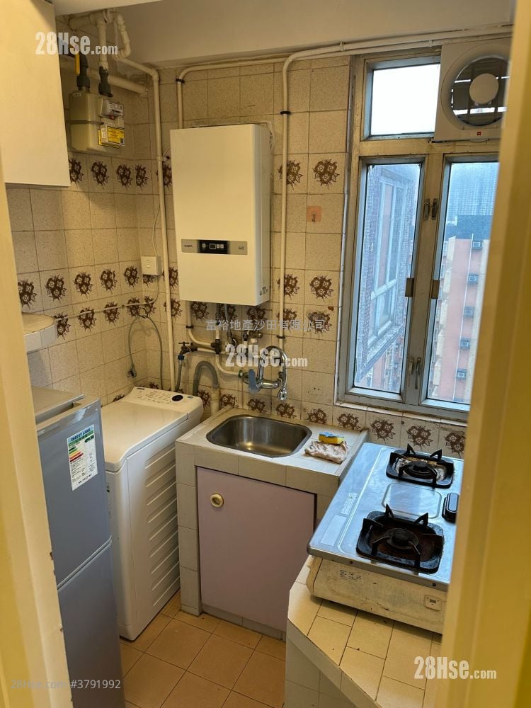 Golden Lion Garden Rental 1 Bedroom , 1 Bathroom 266 ft²