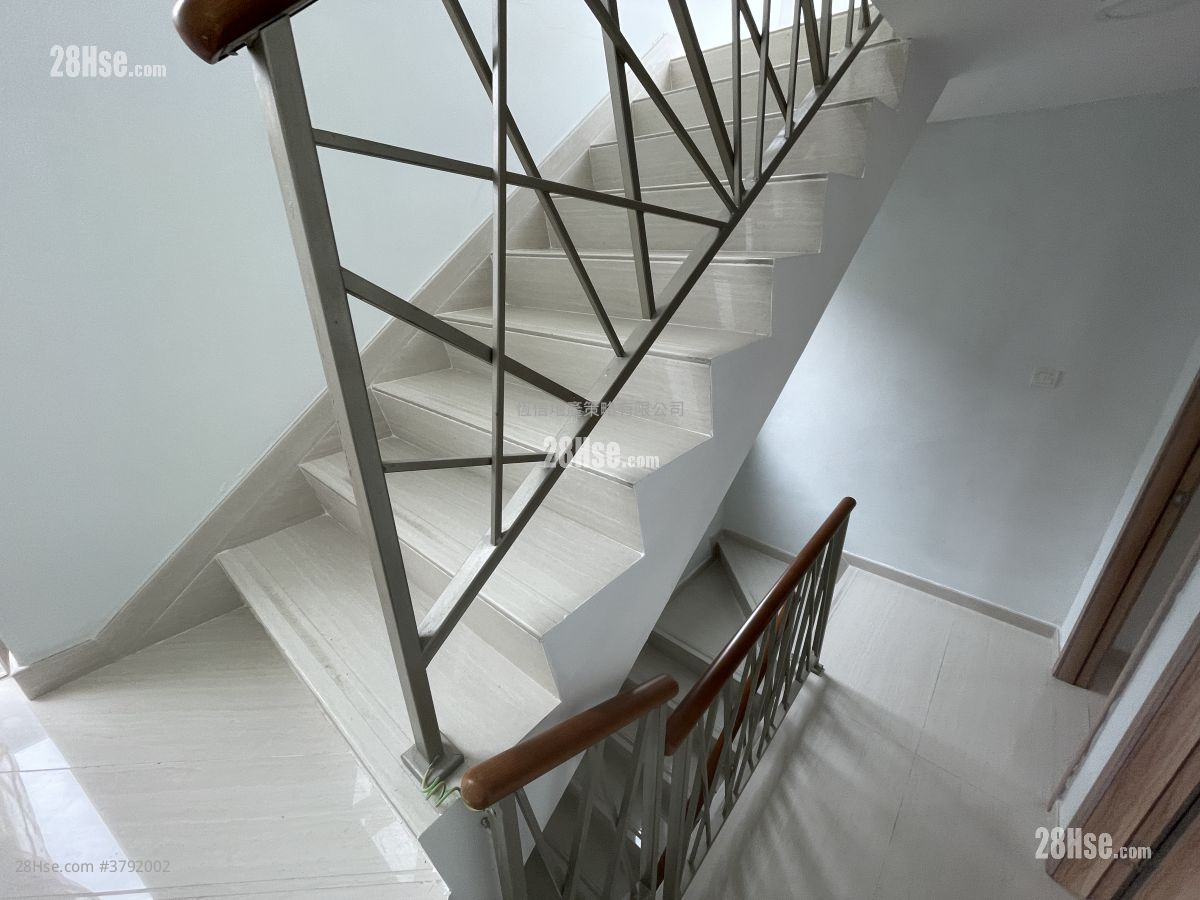 Village Sell 1,950 ft²