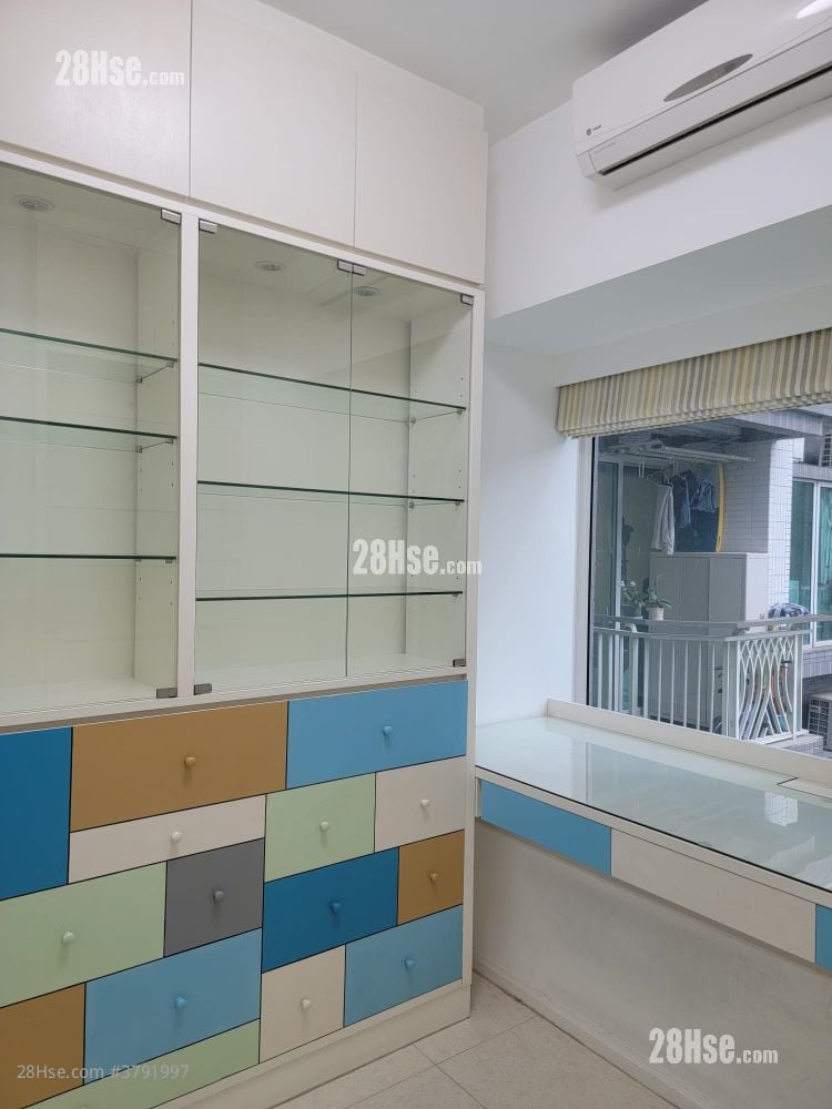 bedroom 2: 前方設有大書台，方便工作；需要時可變身為客房