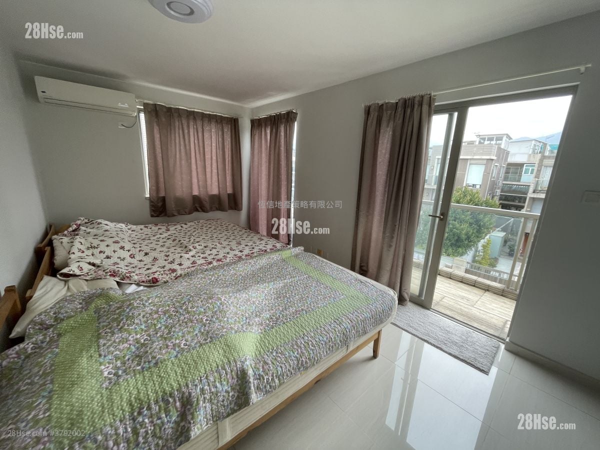 Village Sell 1,950 ft²