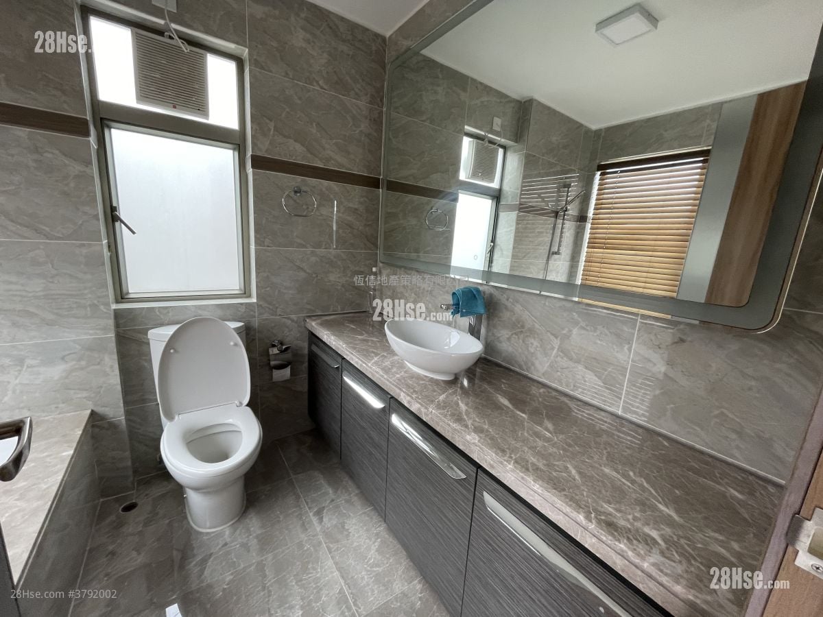 Village Sell 1,950 ft²