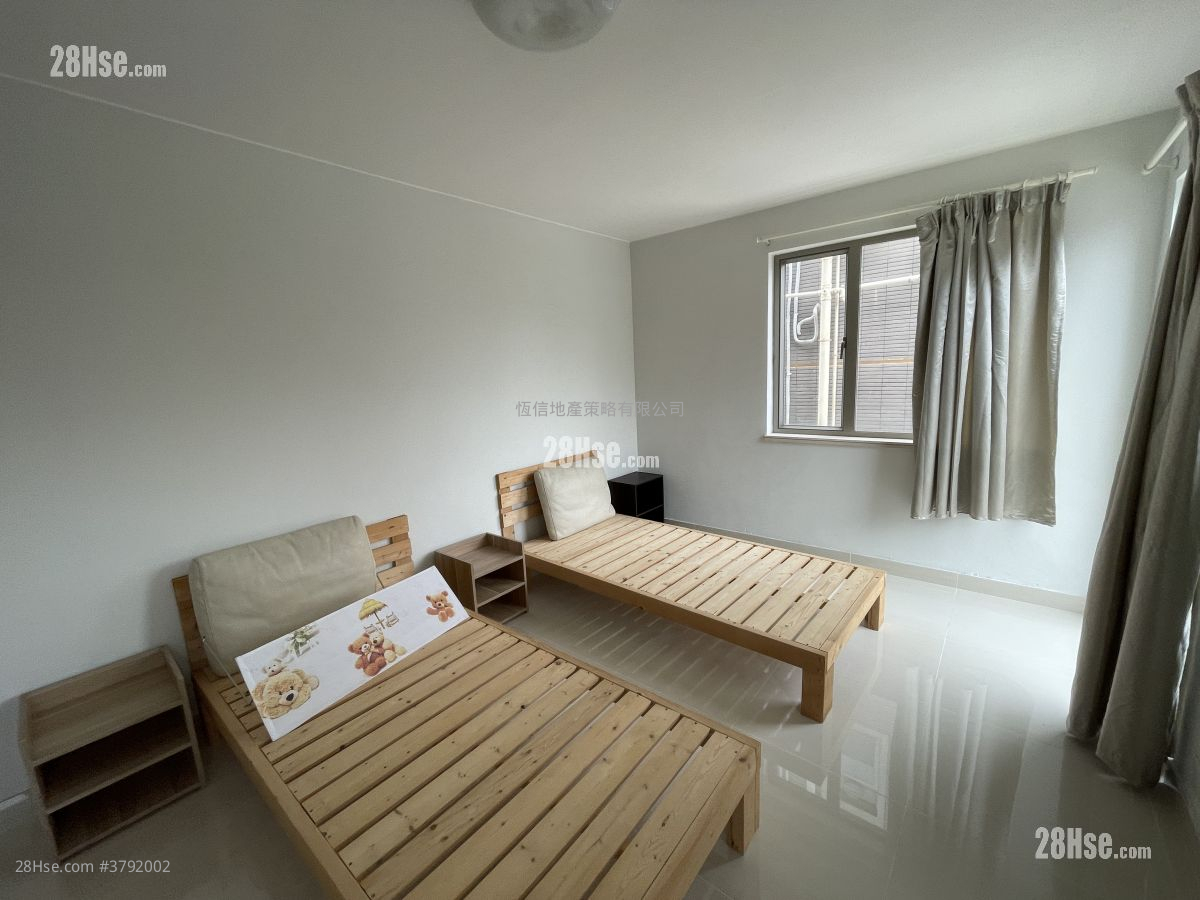 Village Sell 1,950 ft²