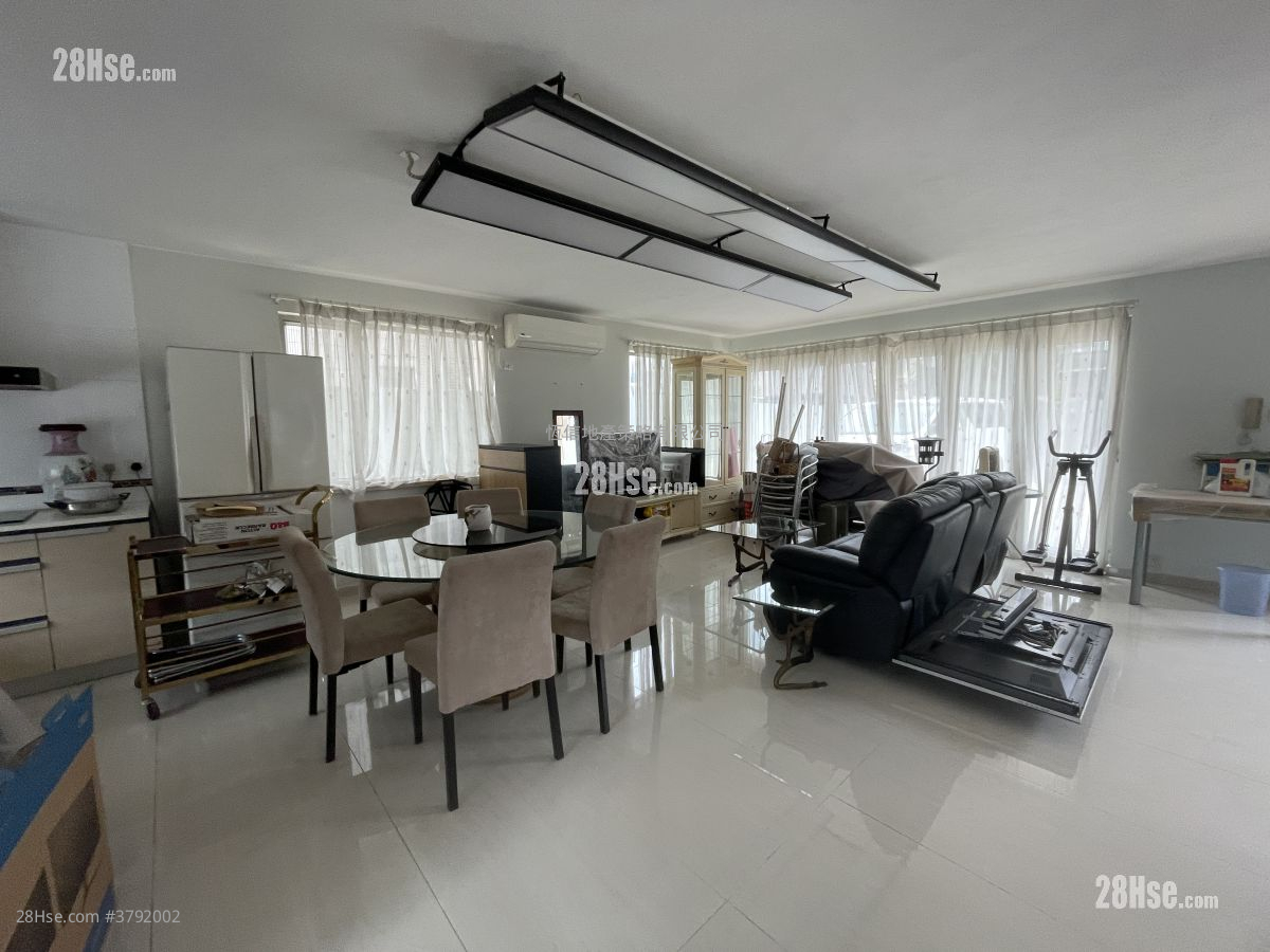 Village Sell 1,950 ft²