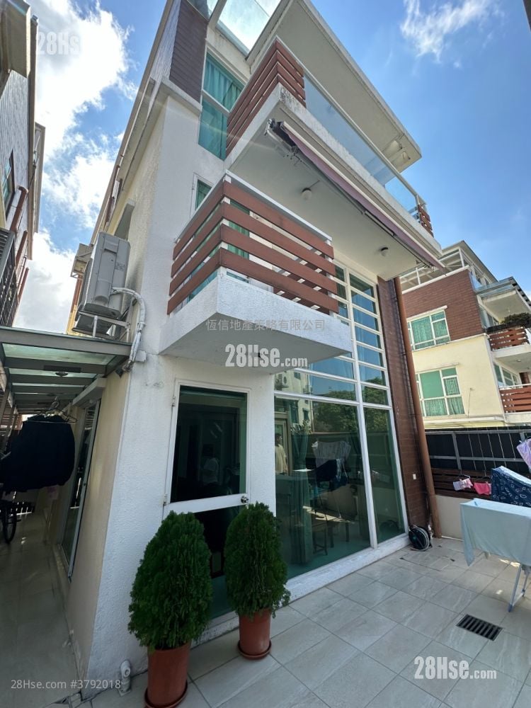 Village Sell 1,950 ft²