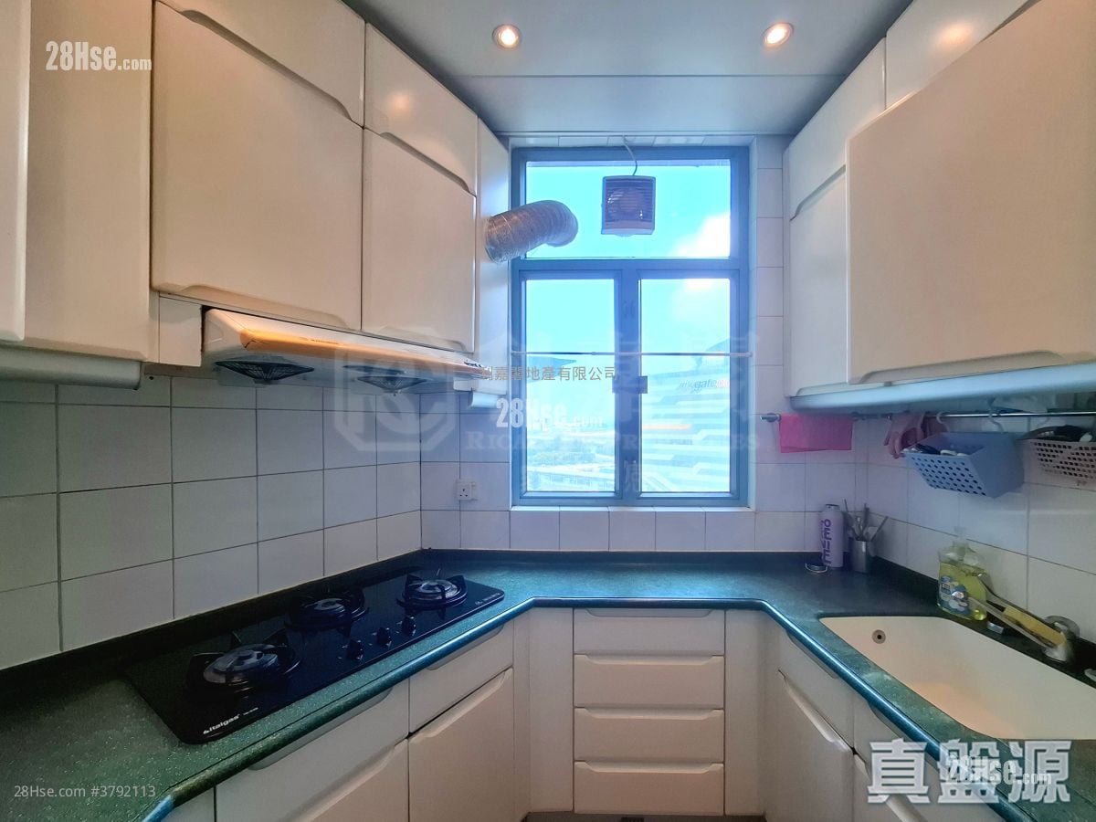 Tung Chung Crescent Sell 3 Bedrooms , 2 Bathrooms 813 ft²