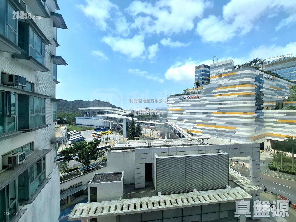 Tung Chung Crescent Sell 3 Bedrooms , 2 Bathrooms 813 ft²