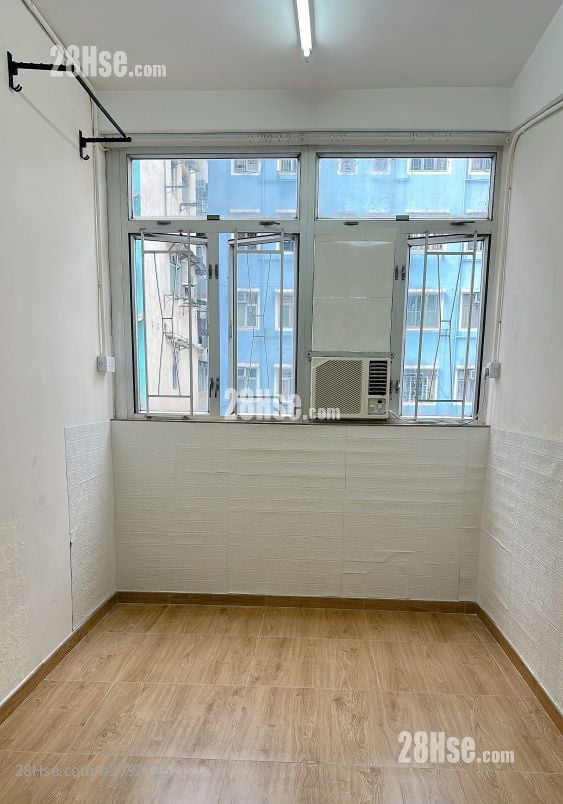 单位图则  长沙湾小房出租|业主直租 安全宁静地址：九龙青山道263号
交通：长沙湾站C出口，步行3-5分钟即达楼层：5楼（步行梯）
安全：密码锁入屋、每层设监控，安心入住楼下生活便利 买菜3分钟可达各种
嘢吃巨划算
宠物：可养猫，不可养狗
配置：基本家俱、冷气齐全，拎包入住
•共用：厨房、浴室、洗衣机、冰箱每月租：HK$5900|押二付一环境乾净、宁静易住
适合：1人-2人住、爱乾净、守规矩有意直接PM