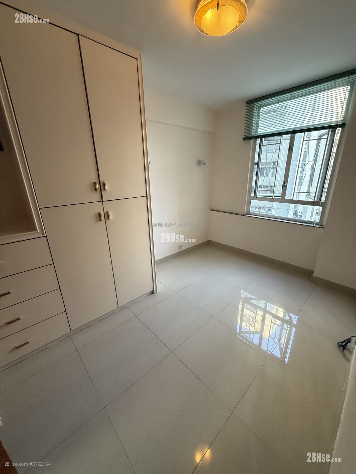 Whampoa Garden Sell 4 Bedrooms , 2 Bathrooms 777 ft²