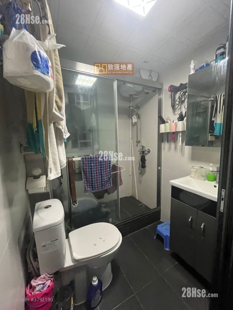 Kwai Yin Court Sell 2 Bedrooms 401 ft²