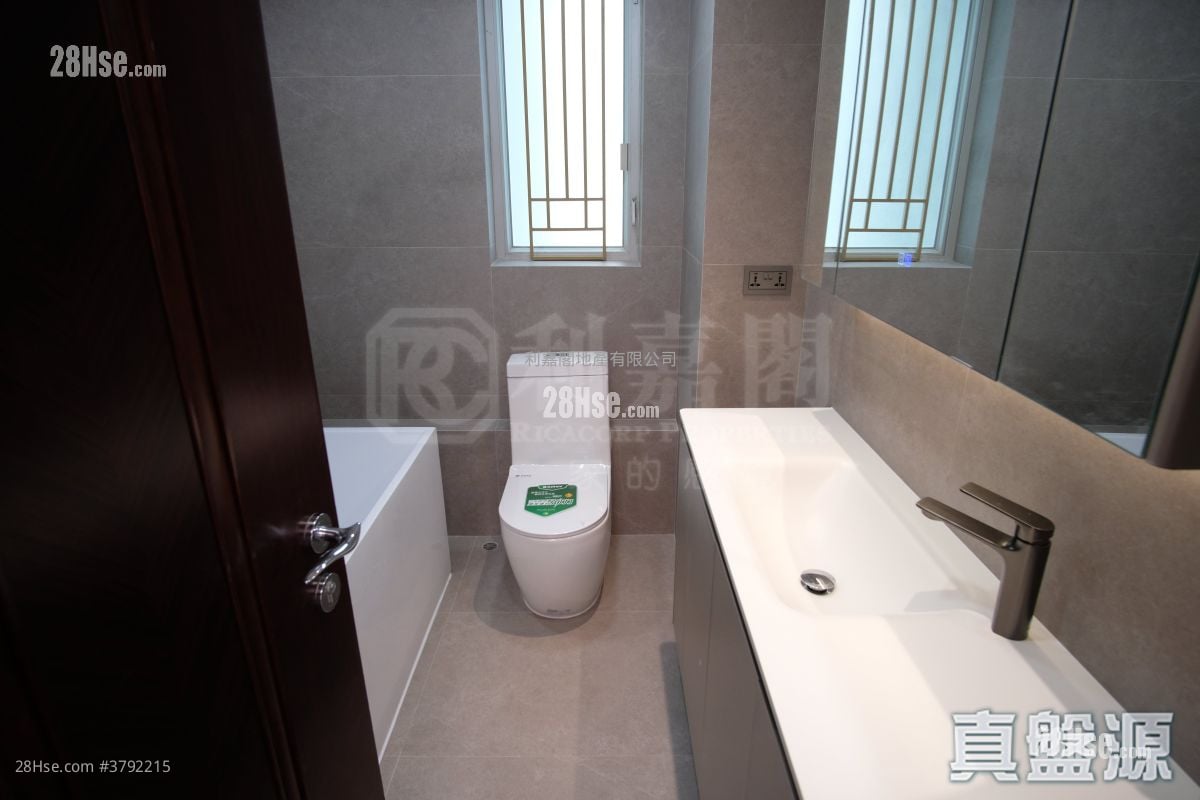 The Legend Rental 3 Bedrooms , 2 Bathrooms 867 ft²