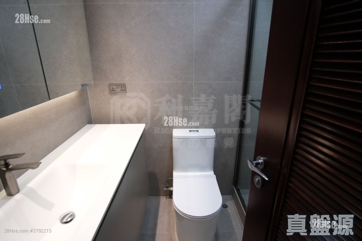 The Legend Rental 3 Bedrooms , 2 Bathrooms 867 ft²