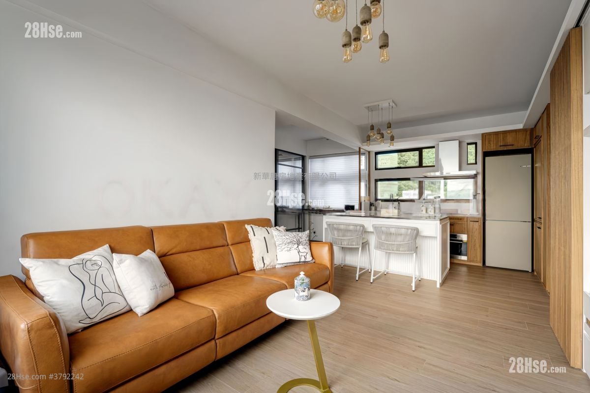 living room: Rowen Court Rental 2 Bedrooms , 2 Bathrooms 684 ft²