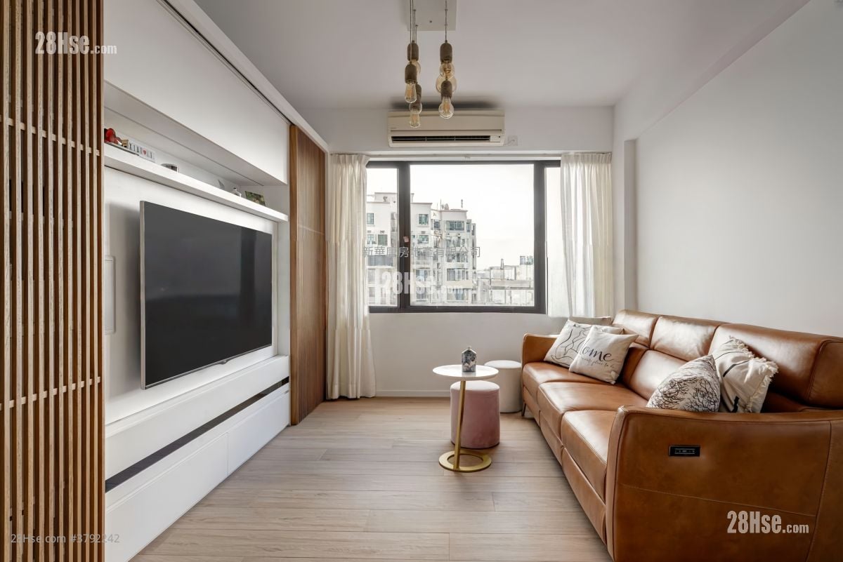 living room: Rowen Court Rental 2 Bedrooms , 2 Bathrooms 684 ft²