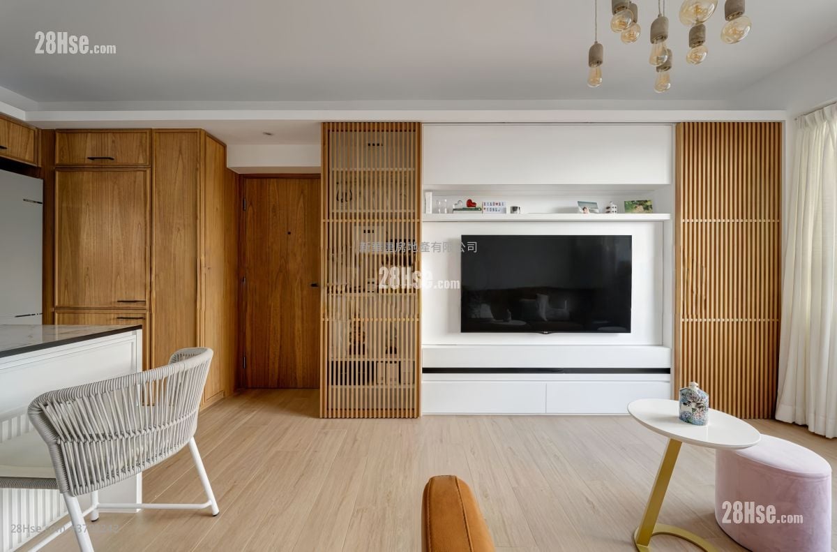 living room: Rowen Court Rental 2 Bedrooms , 2 Bathrooms 684 ft²