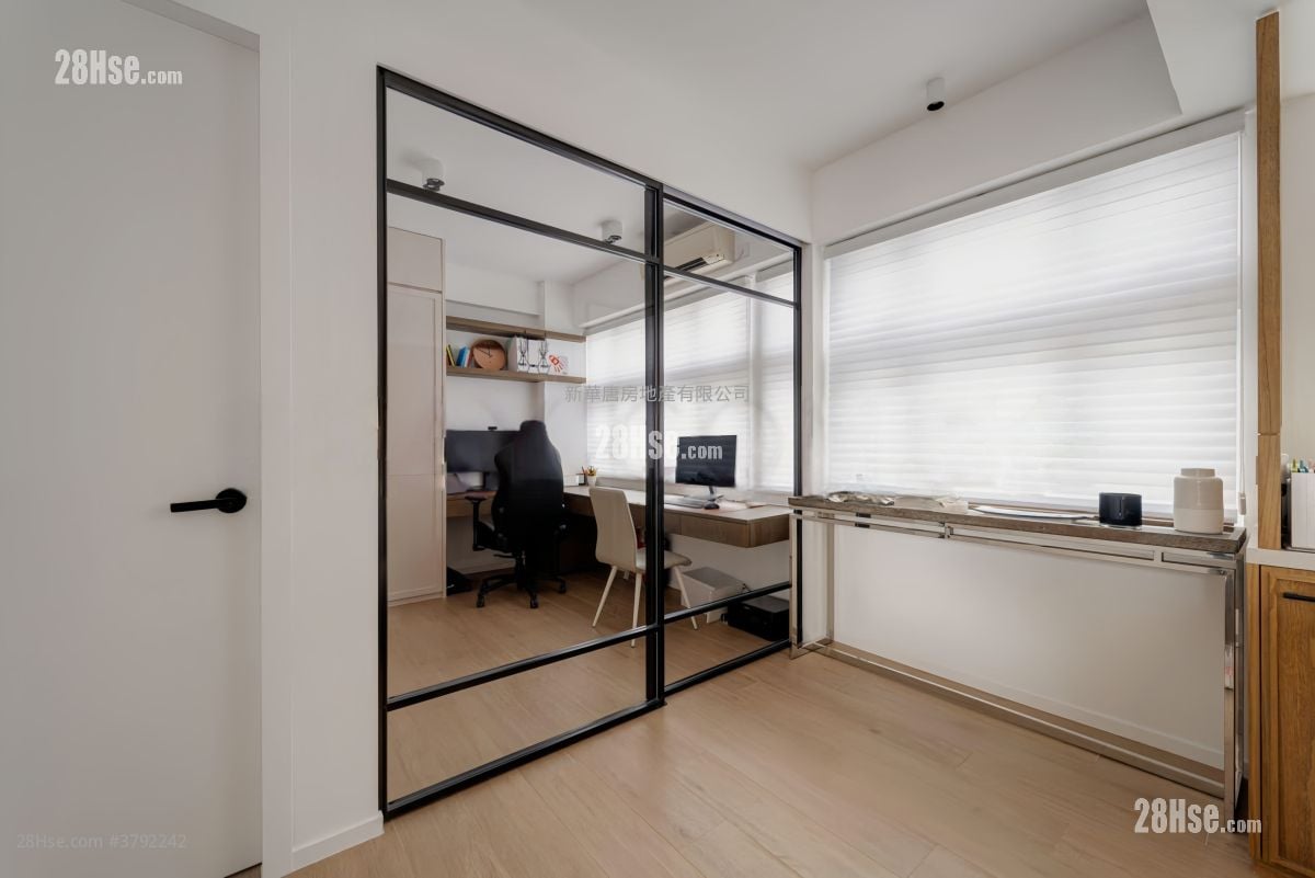 bedroom 1: Rowen Court Rental 2 Bedrooms , 2 Bathrooms 684 ft²