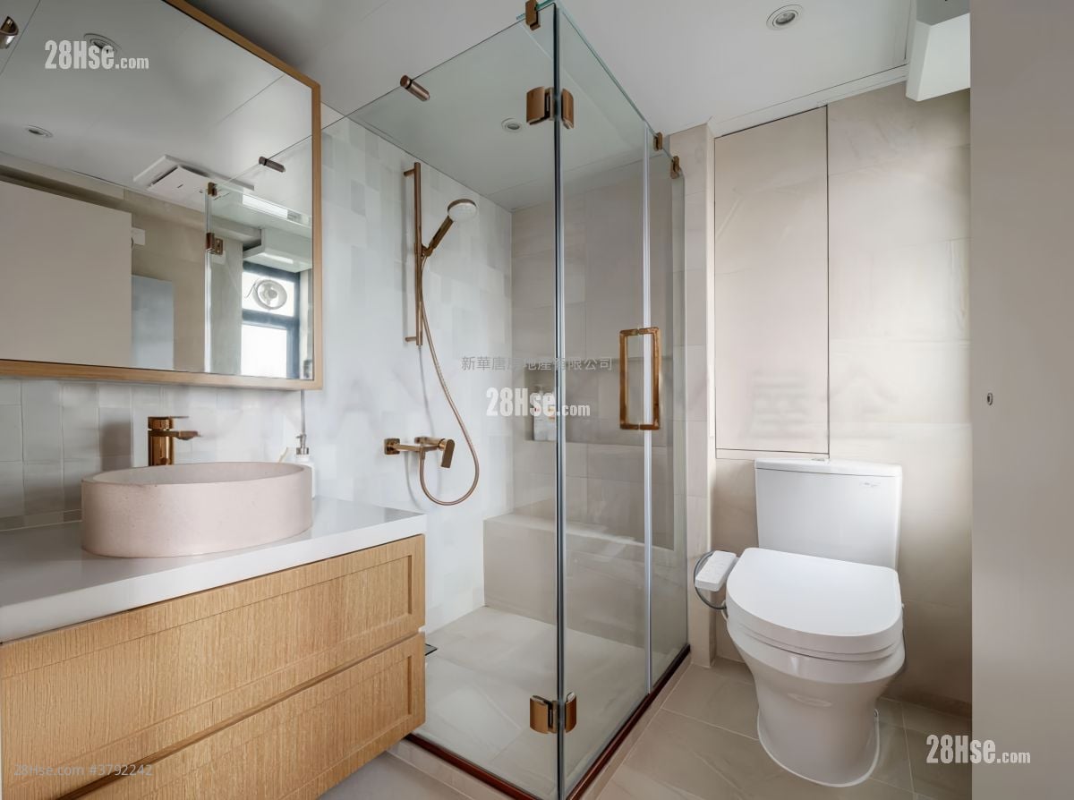 bathroom: Rowen Court Rental 2 Bedrooms , 2 Bathrooms 684 ft²