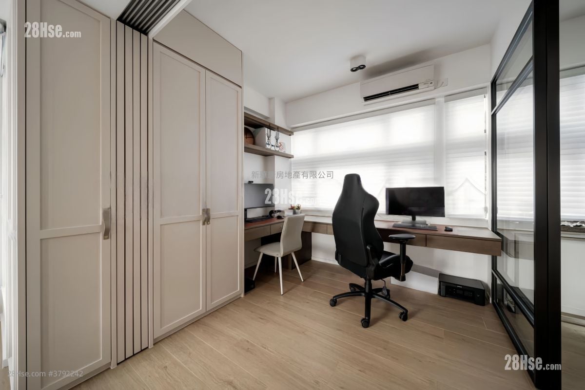 bedroom 1: Rowen Court Rental 2 Bedrooms , 2 Bathrooms 684 ft²