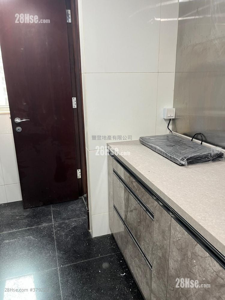 The Legend Rental 3 Bedrooms , 1 Bathroom 867 ft²