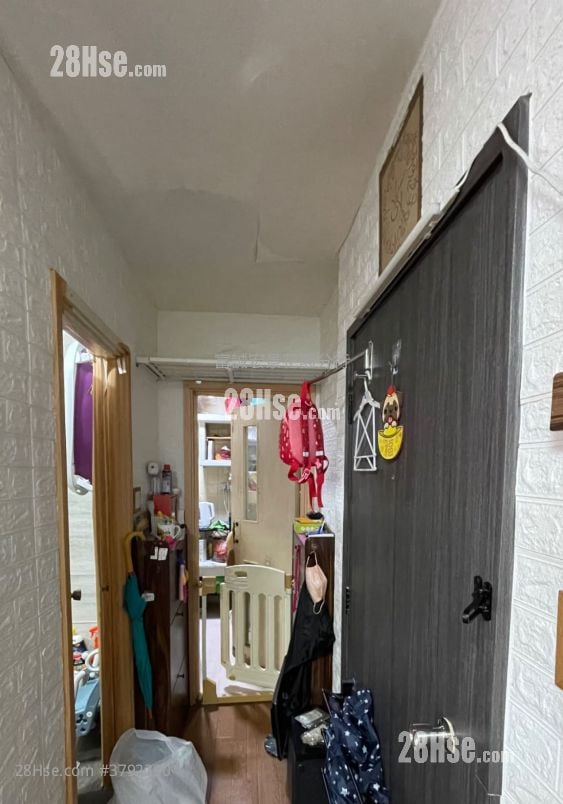 King Lai Court Sell 2 Bedrooms , 1 Bathroom 401 ft²