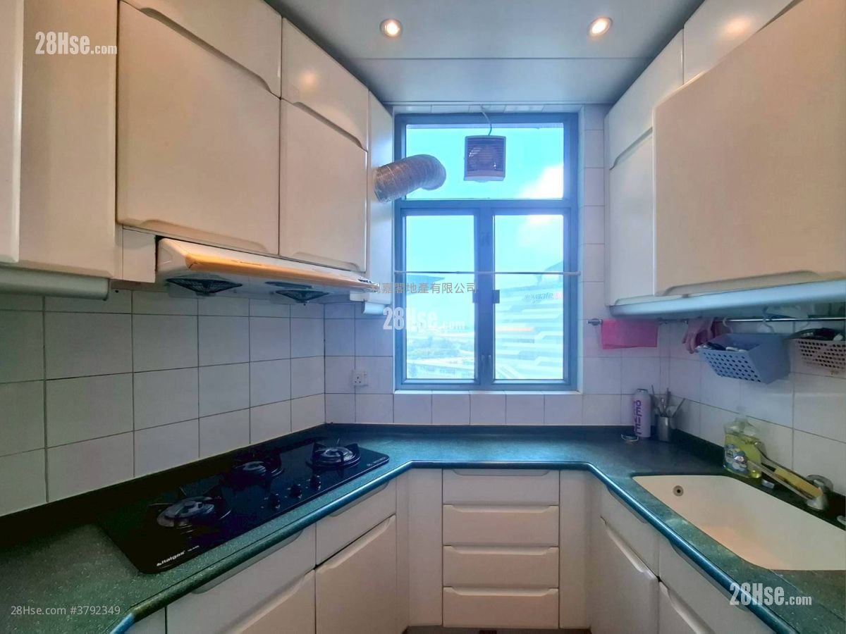 Tung Chung Crescent Sell 3 Bedrooms , 2 Bathrooms 813 ft²