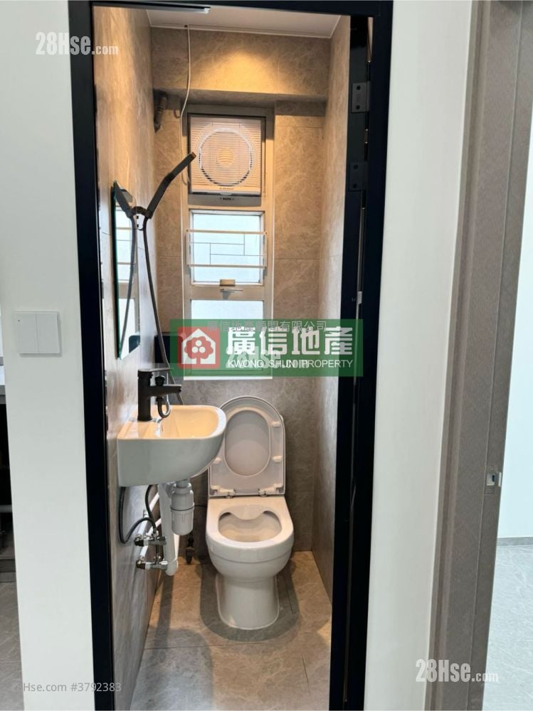 Shun King Building Rental 2 Bedrooms , 1 Bathroom 263 ft²