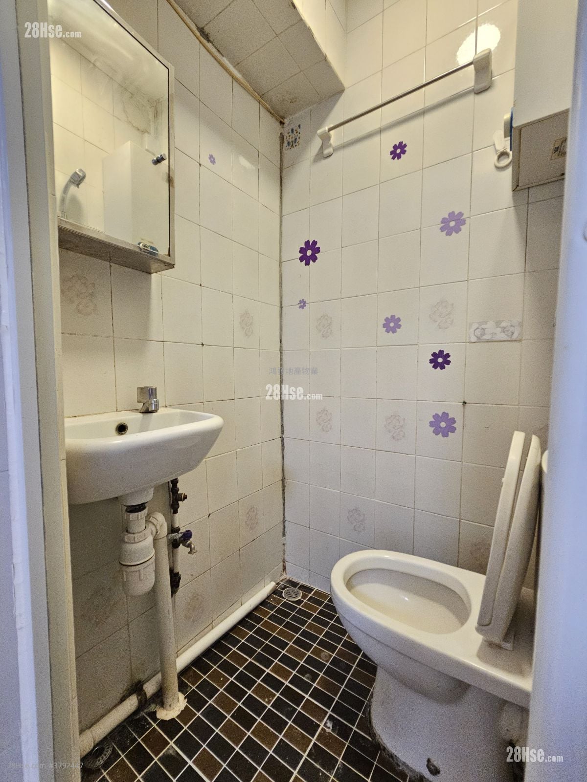 37-39 Fuk Wing Street Sell 3 Bedrooms , 3 Bathrooms 720 ft²