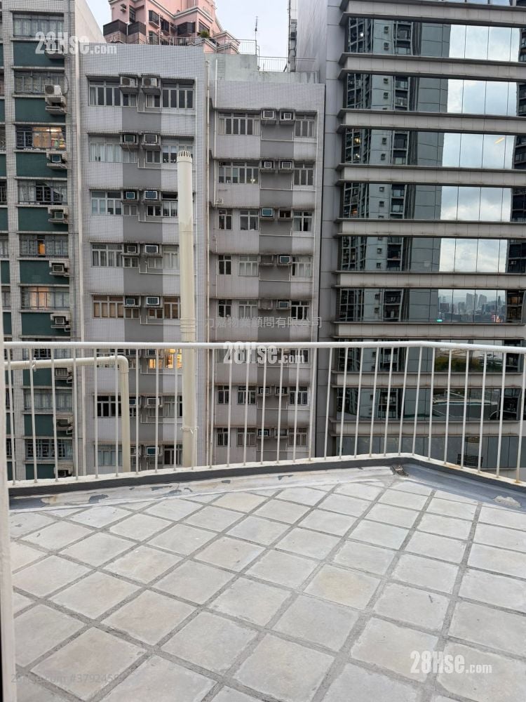 Hung On Building Sell 3 Bedrooms , 2 Bathrooms 724 ft²