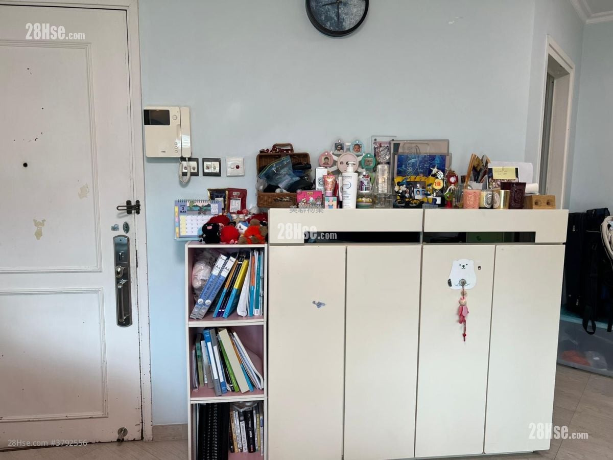 Royal Ascot Sell 2 Bedrooms , 1 Bathroom 594 ft²