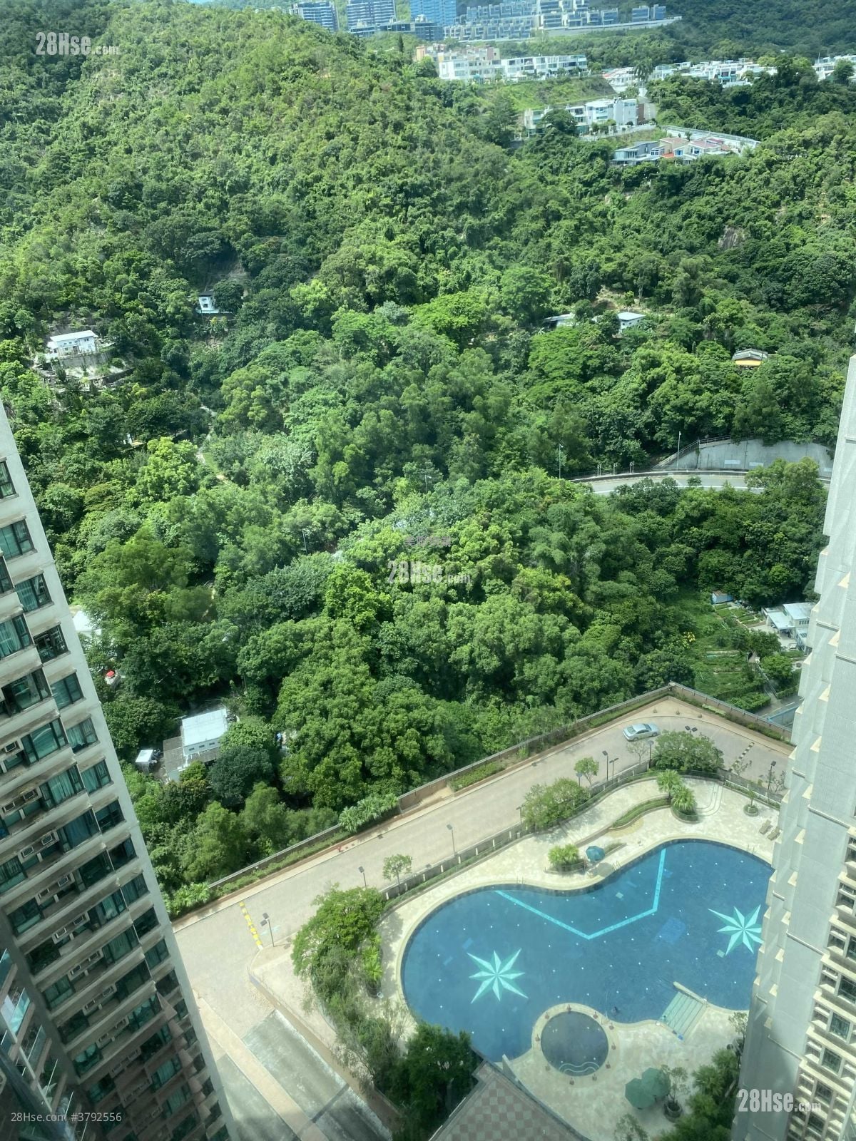 Royal Ascot Sell 2 Bedrooms , 1 Bathroom 594 ft²