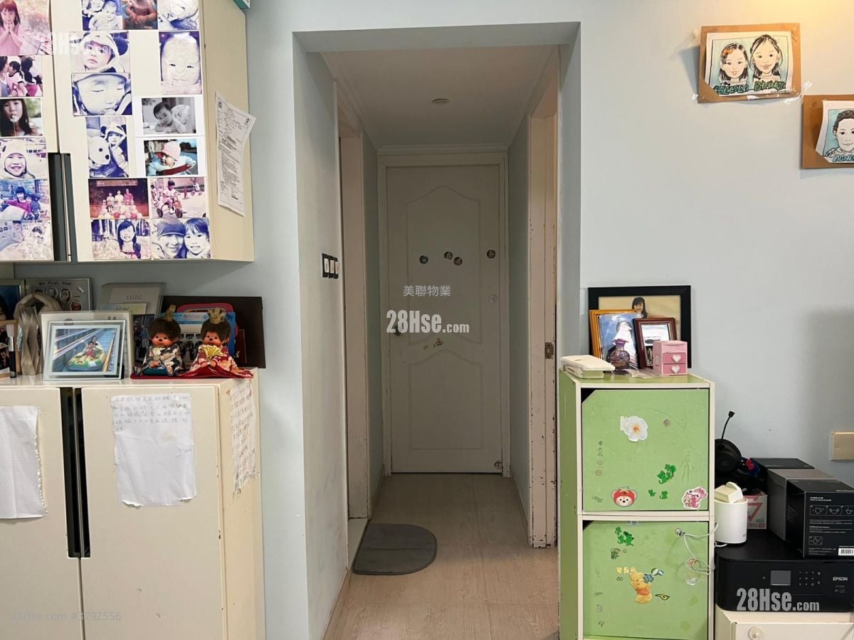 Royal Ascot Sell 2 Bedrooms , 1 Bathroom 594 ft²