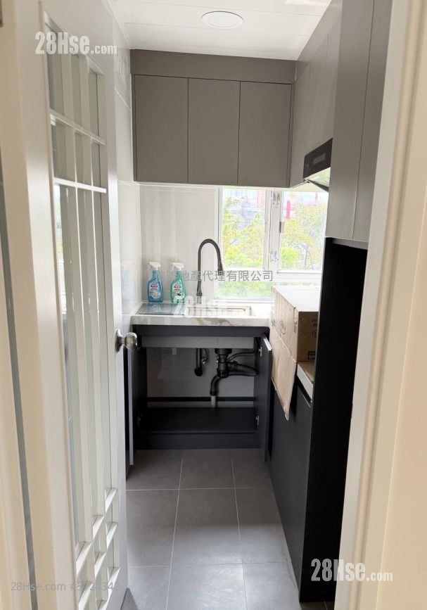 Choi Po Court Sell 2 Bedrooms , 1 Bathroom 394 ft²