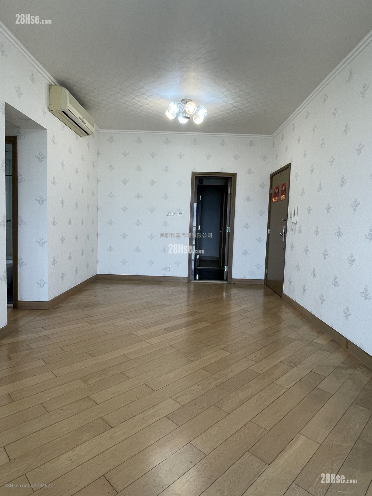 living room: Yoho Midtown Rental 5+ Bedrooms , 3 Bathrooms 1,026 ft²