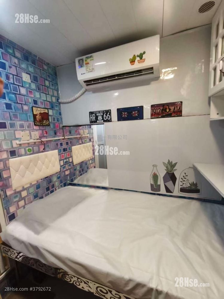 Golden Crown Court Rental Studio , 1 Bathroom 120 ft²