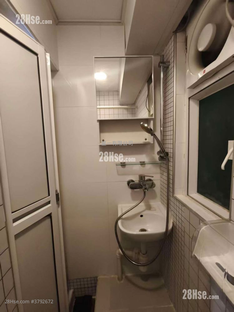 Golden Crown Court Rental Studio , 1 Bathroom 120 ft²