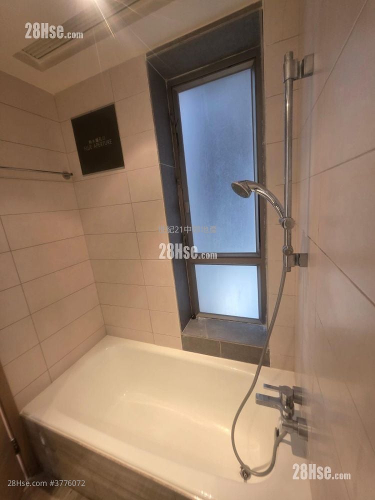 Island Crest Sell 1 Bedroom , 1 Bathroom 374 ft²