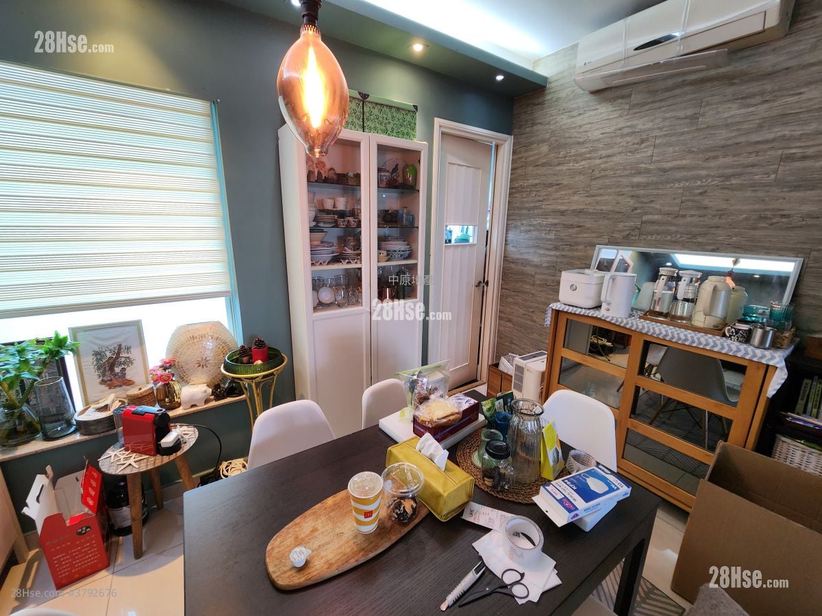 Uptown Sell 4 Bedrooms , 3 Bathrooms 949 ft²