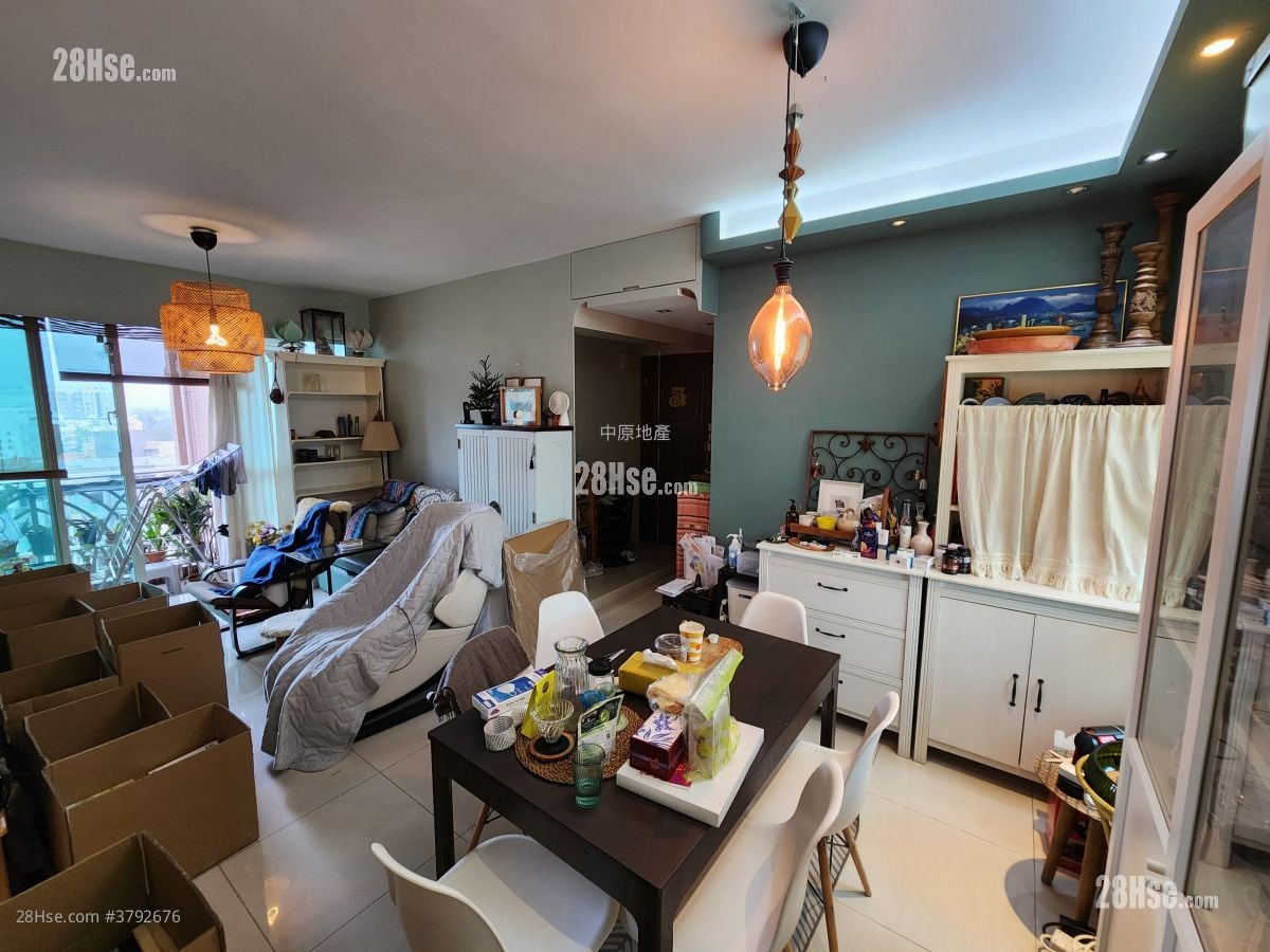 Uptown Sell 4 Bedrooms , 3 Bathrooms 949 ft²